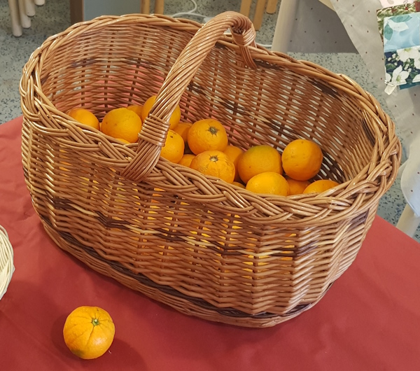 Adventlicher Gottesdienst zum Projekt faire Orangen in der Kirche und anschließend Orangenverkauf und Weihnachtsbasar im Bürgerhaus.